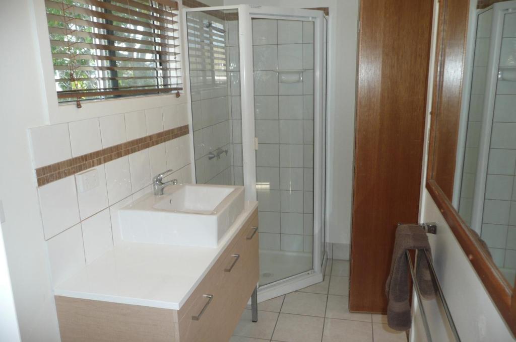 Beachside Holiday Units Боуен Номер фото